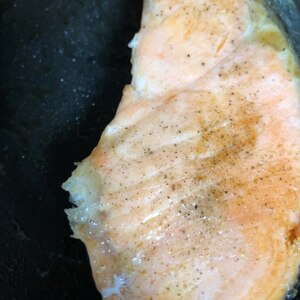 フライパンで鮭のバタームニエル